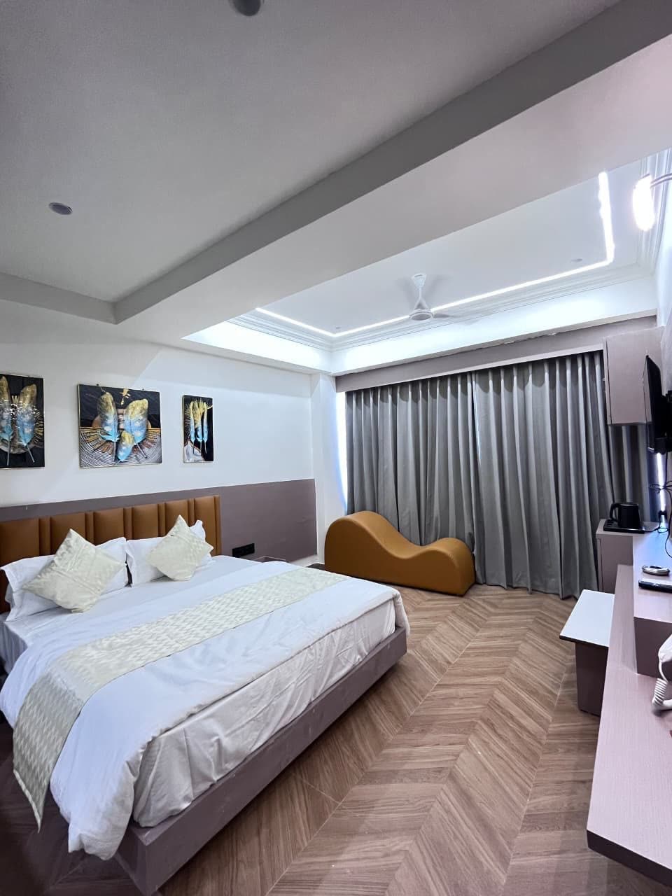 Couple room with lounge chair